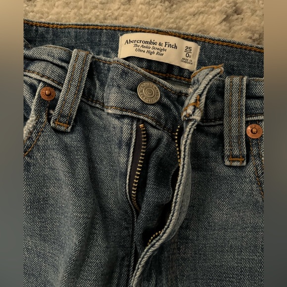 Abercrombie & Fitch Ankle Straight Ultra High Rise Jeans - size 25 short - Picture 2 of 4